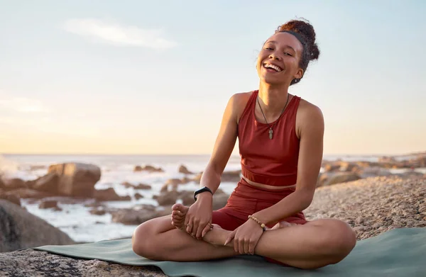 Esterilla Yoga Mujer Negra Aire Libre Playa Meditación Bienestar Para —  Fotos de Stock