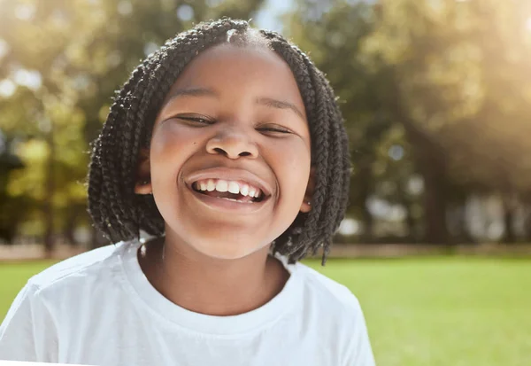 Happy Portrait Enfant Été Noir Dans Parc Excité Pour Plaisir — Photo