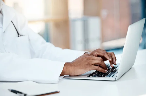 Lekarz Ręce Pisanie Laptopie Biurze Praca Nad Badaniami Lub Konsultacje — Zdjęcie stockowe