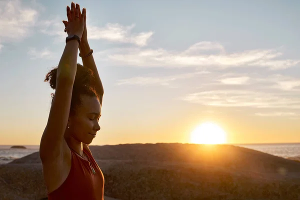 Yoga Puesta Sol Naturaleza Con Mujer Negra Playa Para Meditación —  Fotos de Stock