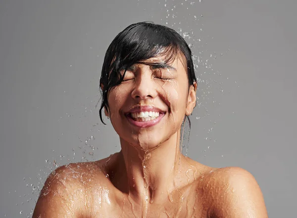 그녀는 샤워를 되찾는다 스튜디오에서 배경에 샤워를 즐기고 여자가 — 스톡 사진