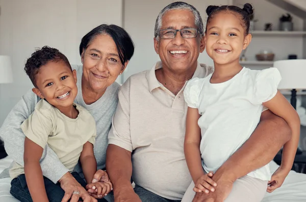 Familie Generaties Grootouders Met Kinderen Thuis Liefde Verbondenheid Portret Met — Stockfoto