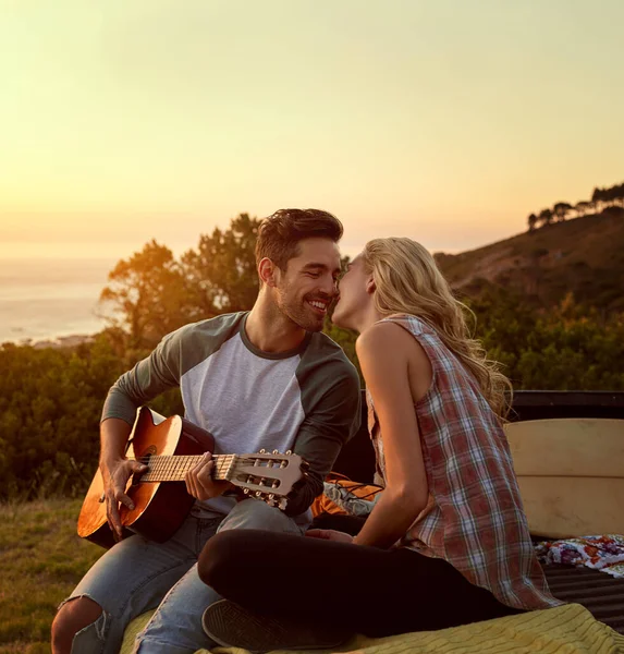 Nada Melhor Que Música Para Agitar Romance Jovem Tocando Guitarra — Fotografia de Stock
