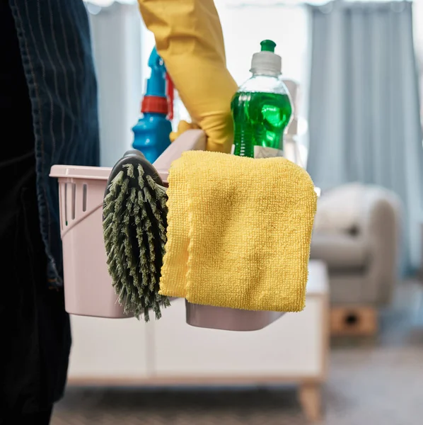 Προϊόν Καθαρισμού Χημικό Και Καλάθι Γυναίκα Στο Σαλόνι Για Καθαρισμό — Φωτογραφία Αρχείου