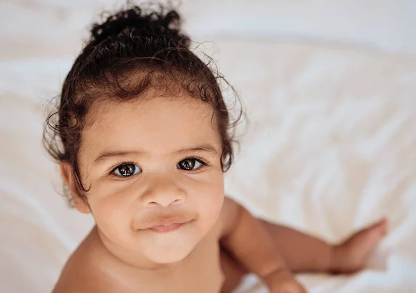 Cara Bebê Retrato Com Uma Menina Recém Nascida Sentada Berço — Fotografia de Stock
