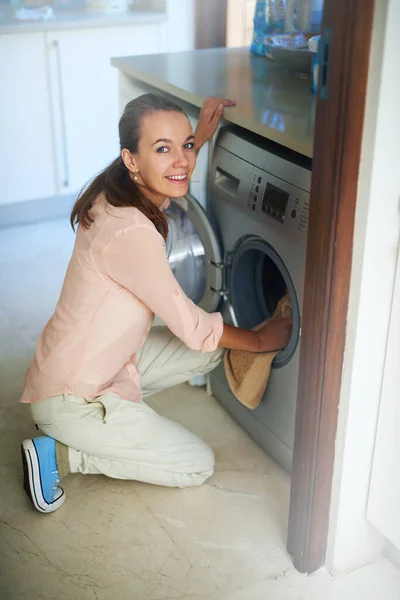 Está Hora Lavar Roupa Retrato Uma Jovem Usando Uma Máquina — Fotografia de Stock