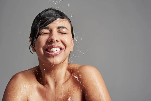 Desperte Seus Sentidos Com Ótimo Banho Estúdio Tiro Uma Jovem — Fotografia de Stock
