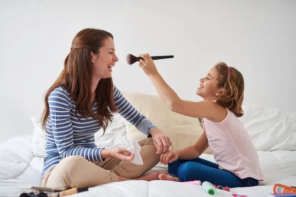 Hora Cambio Imagen Una Madre Hija Jugando Con Maquillaje Cama —  Fotos de Stock