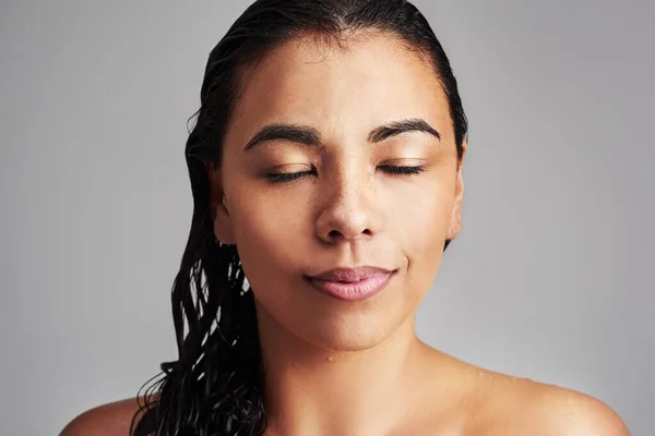 Vymezuješ Svou Krásu Studio Záběr Mladé Ženy Mokrými Vlasy Pózovat — Stock fotografie
