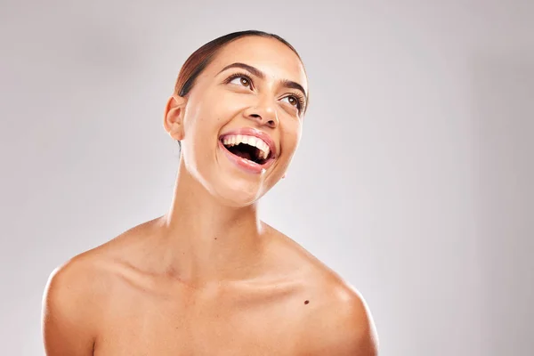 Kobieta Śmiejąc Się Pielęgnacji Skóry Blask Twarzy Szarym Tle Studio — Zdjęcie stockowe