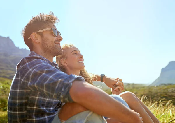 Tillbringar Lite Tid Solen Ett Kärleksfullt Ungt Par Som Njuter — Stockfoto