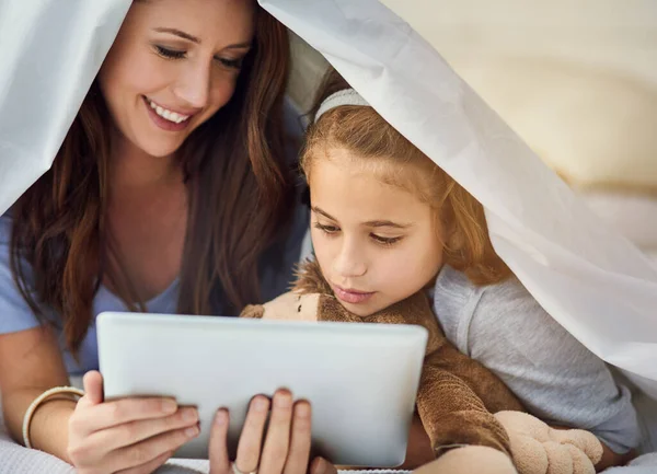 Navigando Letto Una Madre Sua Figlia Utilizzando Tablet Digitale — Foto Stock