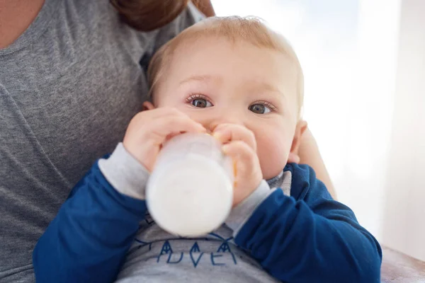 Ele Adora Garrafa Uma Mãe Alimentando Seu Bebê Casa — Fotografia de Stock