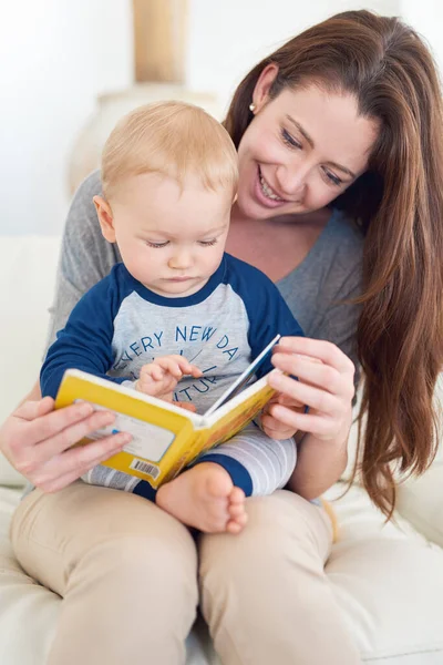 Lesen Sie Sein Lieblingsbuch Eine Mutter Liest Ihrem Kleinen Jungen — Stockfoto