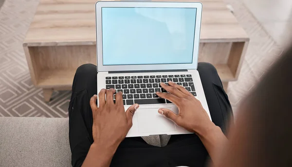 미디어 프로그램으로 남자의 타이핑 노트북 집에서 사람을 광고그린 스크린으로 연결하는 — 스톡 사진
