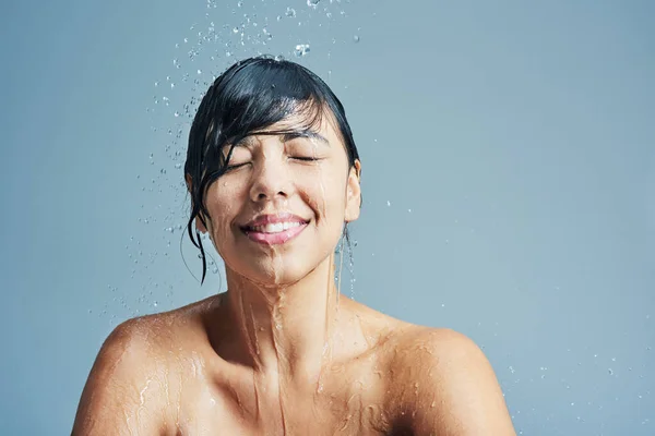Připravuju Další Den Mladá Žena Osvěžující Sprchou Modrém Pozadí — Stock fotografie