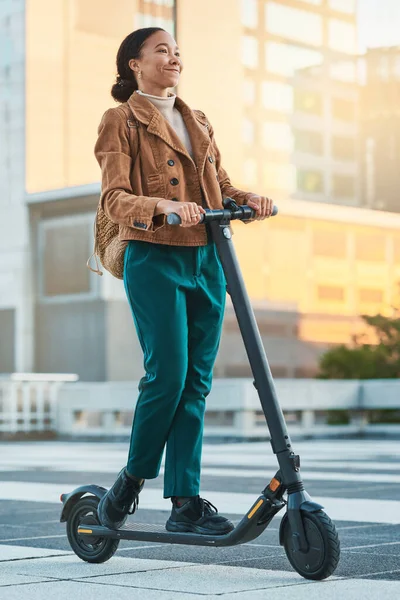 Elektrischer Roller Frau Und Stadt Reisen Auf Umweltfreundlichem Transport Nachhaltigkeit — Stockfoto