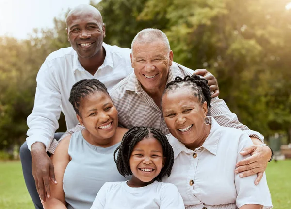 自然の中で屋外の楽しみのために一緒に品質の結合幸福のための幸せな黒い家族 抱擁と肖像画の笑顔 公園で家族の休暇や休日のために笑顔の子供を持つ母 父と祖父母 — ストック写真