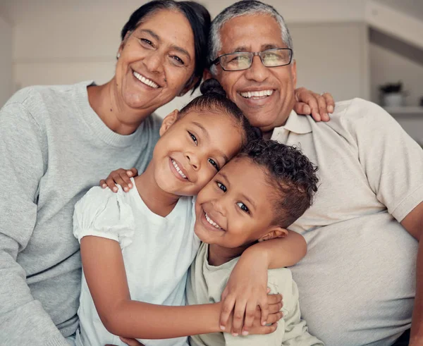 Retrato Família Felicidade Amor Crianças Avós Com Sorriso Abraço Apoio — Fotografia de Stock