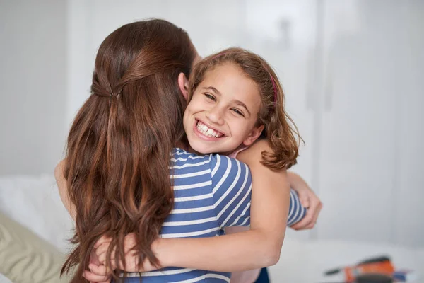 Nada Mejor Que Abrazos Mamá Una Madre Abrazando Hija Feliz —  Fotos de Stock