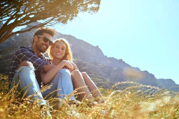 Älskar Sommaren Ett Kärleksfullt Ungt Par Som Njuter Dag Utomhus — Stockfoto
