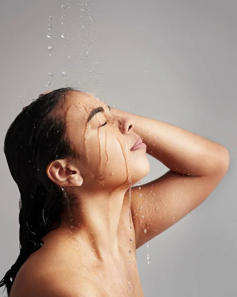 Füllen Sie Ihre Haut Mit Einer Schönen Dusche Auf Studioaufnahme — Stockfoto
