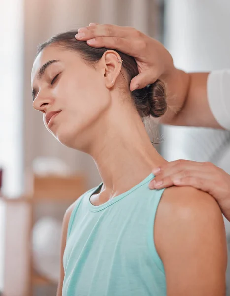 Dor Pescoço Fisioterapia Mulher Com Fisioterapeuta Para Uma Consulta Massagem — Fotografia de Stock