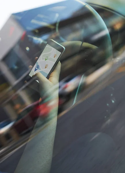 Znalezienie Drogi Szybciej Technologią Kobieta Korzystająca Telefonu Gps Podczas Jazdy — Zdjęcie stockowe
