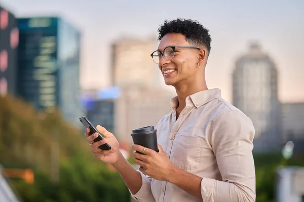 Hombre Negro Teléfono Inteligente Café Aire Libre Ciudad Sonrisa Siendo —  Fotos de Stock