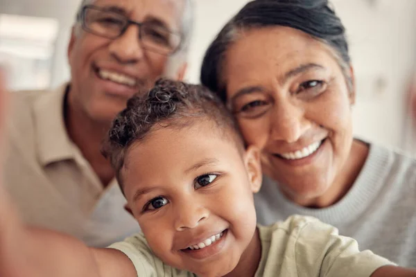 家族の家で一緒に肖像画 幸せとリラックスのための祖父母とセルフィー 笑顔と男の子 幸せな家族としての写真 幸福のための高齢者や女性との愛 — ストック写真