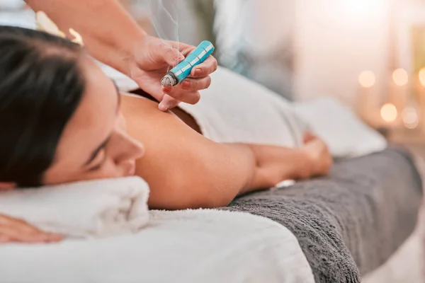 Aromaterapia Relaxe Spa Com Uma Cliente Mulher Uma Cama Massagem — Fotografia de Stock