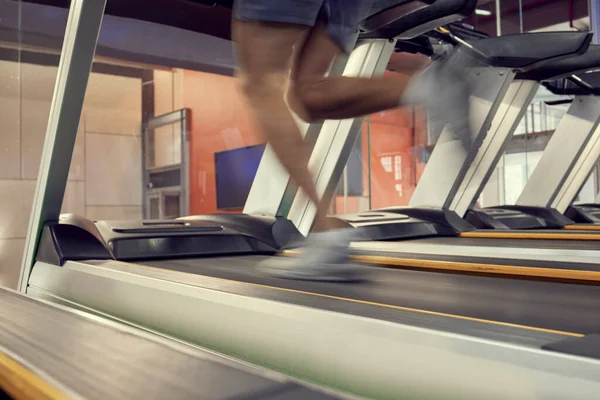 Correr Rápido Pernas Homem Esteira Para Fitness Treinamento Motivação Ginásio — Fotografia de Stock