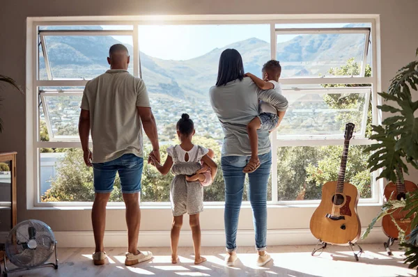 Familie Liefde Uitzicht Het Raam Huis Met Uitzicht Berg Ondersteuning — Stockfoto