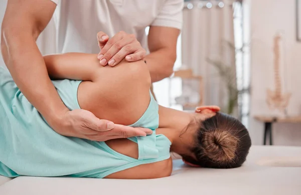 Médico Quiropráctico Mujer Con Dolor Espalda Para Fisioterapia Fisioterapeuta Que — Foto de Stock