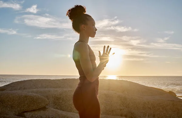 Yoga Meditación Puesta Sol Con Mujer Paz Junto Océano Mar —  Fotos de Stock
