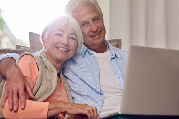 Just Booked Another Holiday Online Senior Couple Using Laptop Home — Stock Photo, Image