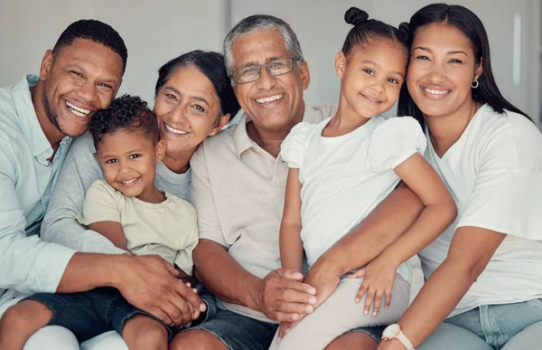 Groot Familieportret Ontspannen Samen Bank Woonkamer Thuis Voor Liefde Ondersteuning — Stockfoto