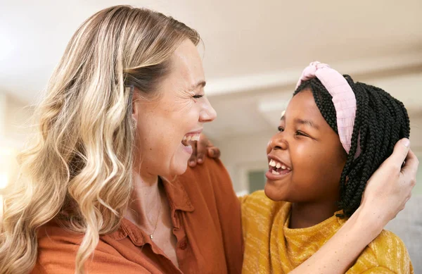 Miłość Matka Dziewczyna Adopcyjna Przytulić Szczęśliwy Razem Uśmiechem Więzi Domu — Zdjęcie stockowe