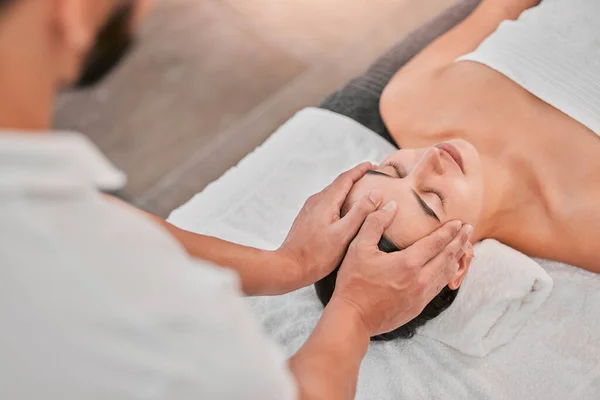 Spa Massage Visage Masseuse Dans Spa Beauté Avec Une Femme — Photo