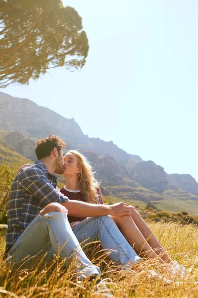 Tar Tid För Romantik Ett Kärleksfullt Ungt Par Som Njuter — Stockfoto