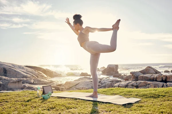 Yoga Training Vrouw Met Tablet Het Strand Met Instructies Van — Stockfoto