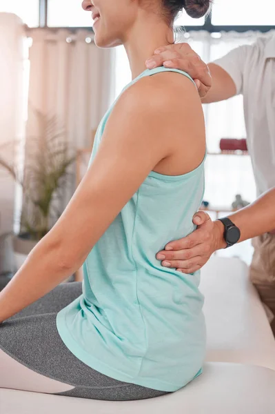 Quiropráctico Fisioterapia Dolor Espalda Mujer Mientras Que Fisioterapeuta Para Masaje — Foto de Stock