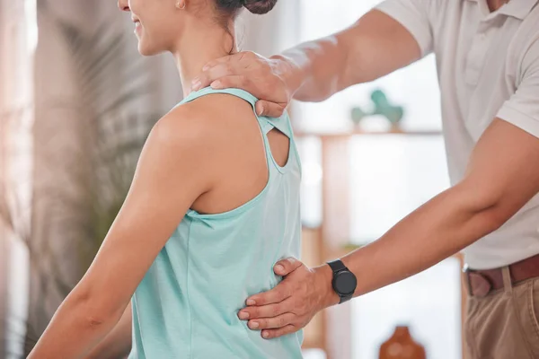 背中の痛み 筋肉のストレスや身体のパフォーマンスのための理学療法のカイロプラクター 相談や女性 理学療法 サポート 理学療法士と選手がリハビリテーションを支援する — ストック写真