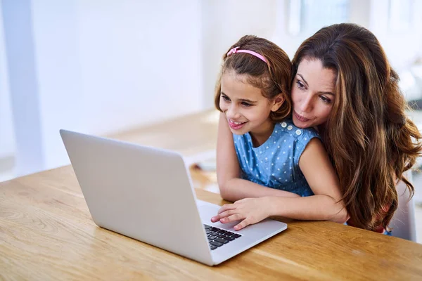 Przezabawne Matka Córka Korzystające Laptopa Razem Domu — Zdjęcie stockowe