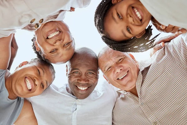Diversiteit Familie Huddle Samen Glimlach Positief Zijn Liefdevol Gelukkig Omhelzen — Stockfoto