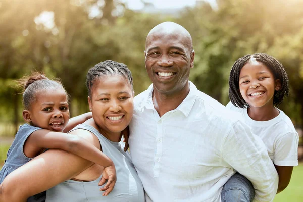 公園で娘の兄弟を屋外に運んでいる母親と父親を持つ黒人家族 ピギーバックと子供たち 肖像画 幸せと自然界で一緒に結合男 女と子供と愛 — ストック写真