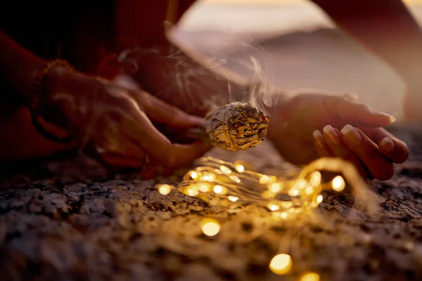 Hände Licht Und Salbeirauch Strand Zur Heilung Oder Aromatherapie Zen — Stockfoto