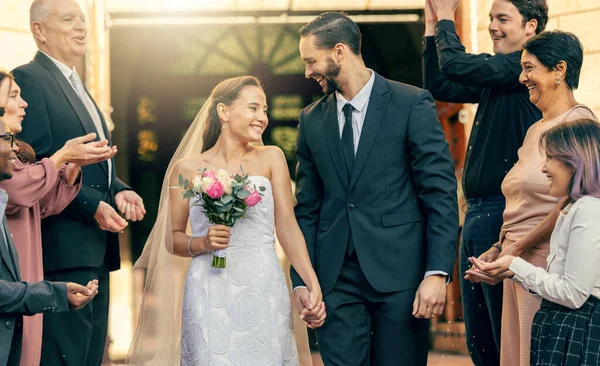 Äktenskapskärlek Par Och Bröllopsfest Applåder Från Entusiastiska Grupper Människor Kyrkomassor — Stockfoto