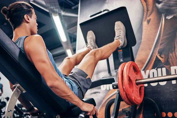 Fitness Homem Levantamento Peso Com Pernas Para Treino Intenso Treinamento — Fotografia de Stock