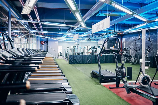 Ginásio Vazio Equipamentos Estúdio Para Treinamento Fitness Exercício Esportes Bem — Fotografia de Stock